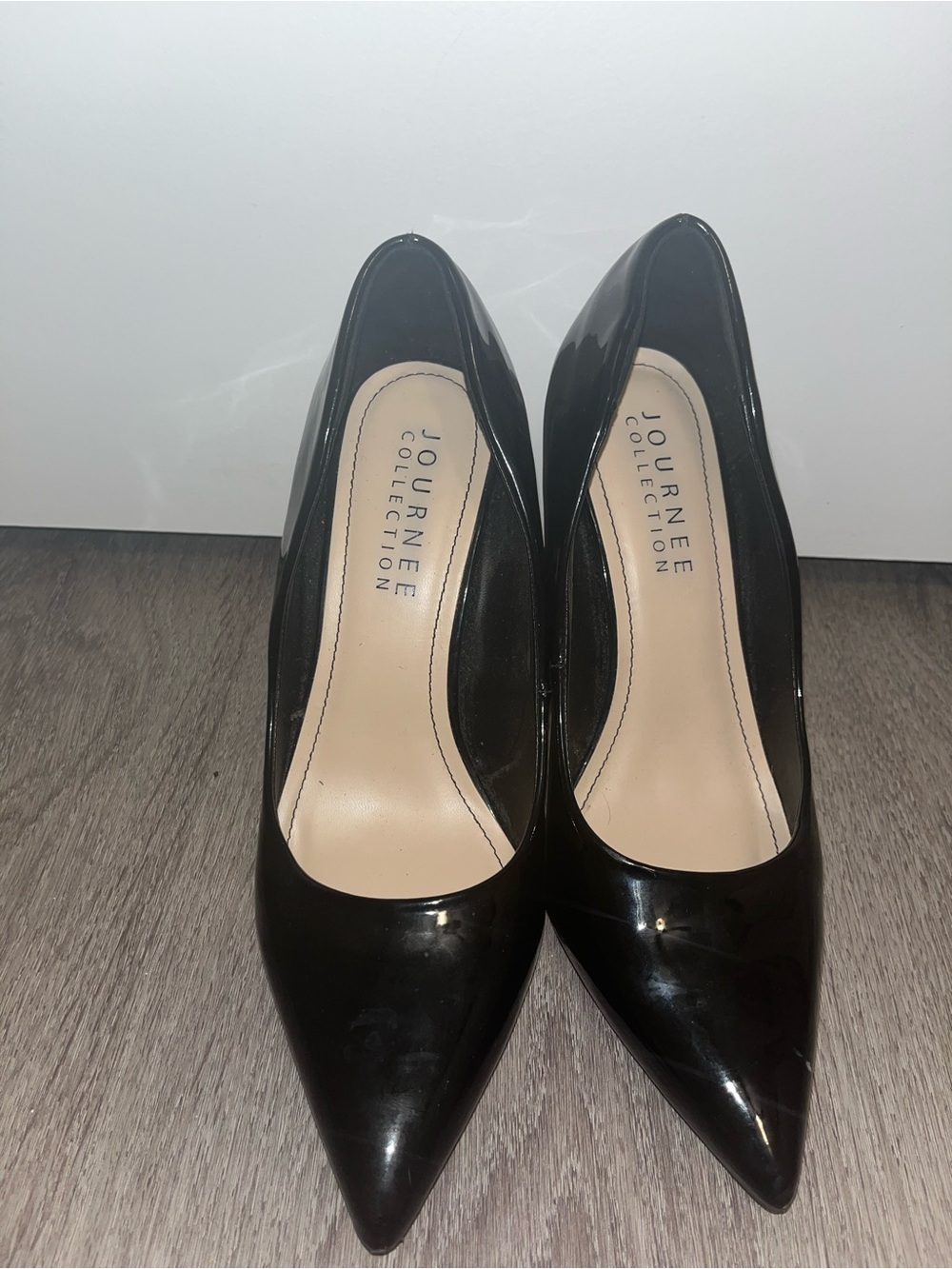 Journee Collection
Black Patent Pointed Pumps
